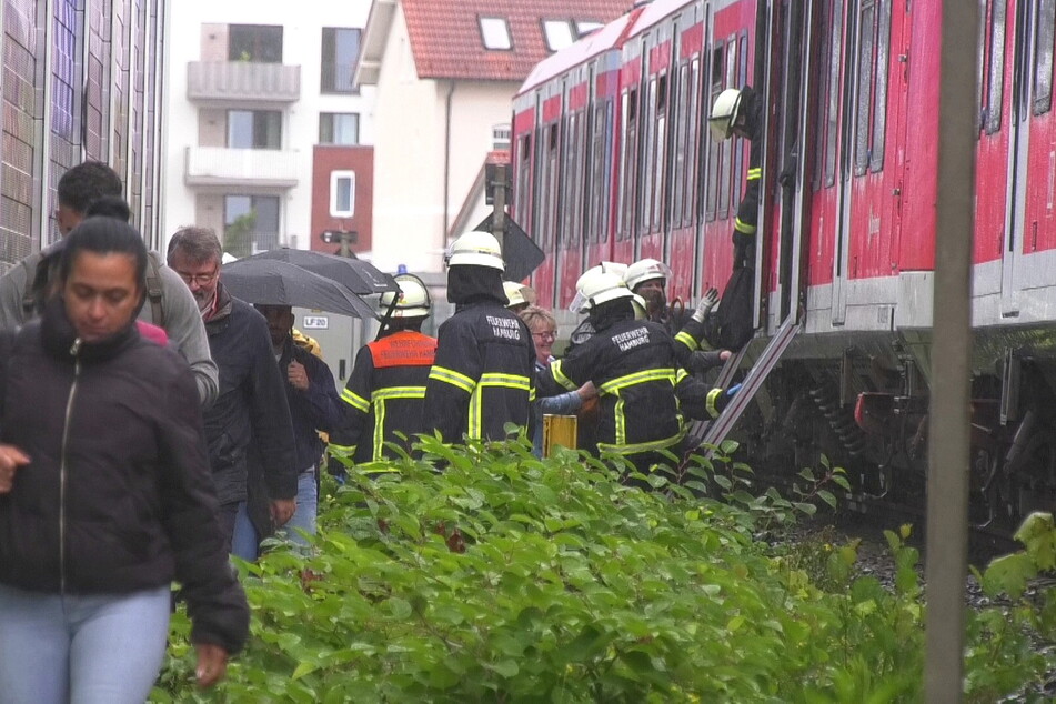 Rund 150 Fahrgäste mussten gegen Donnerstagmittag aufgrund einer defekten S-Bahn evakuiert werden.