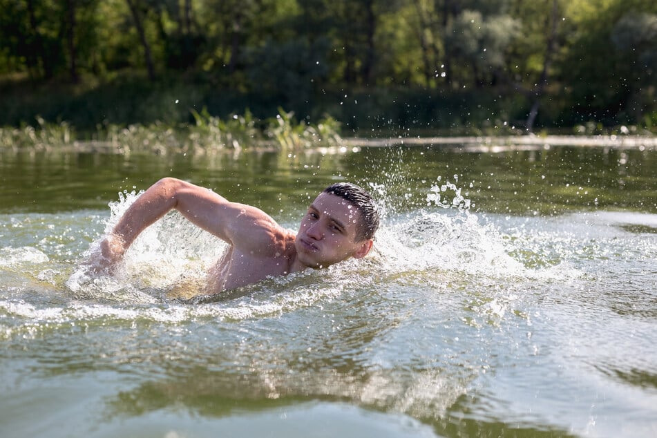 Möchte man eine Runde schwimmen, dann ist der Waldteich Moritzburg eine gute Adresse. (Symbolbild)