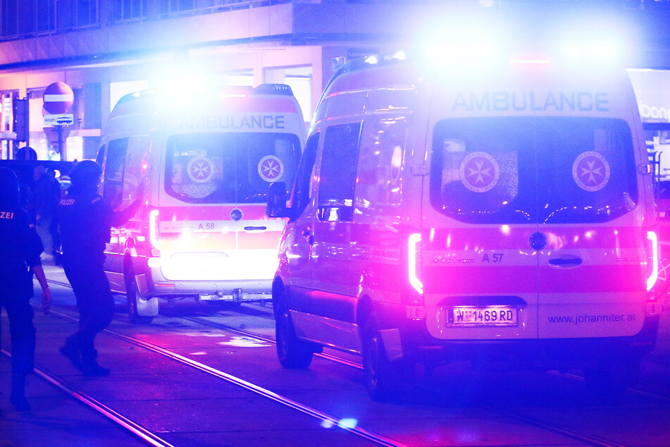 Rettungskräfte kümmerten sich nach dem Fenstersturz um die vier- und sechsjährigen Mädchen. (Symbolbild)
