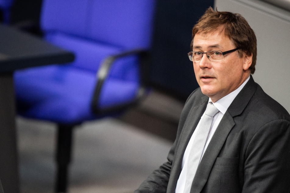 Gerald Ulrich (57, FDP) spricht zu den Bundestagsabgeordneten.