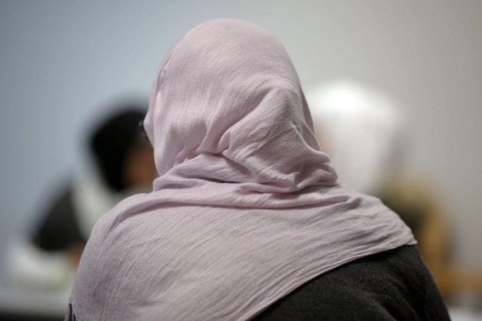 Einige muslimische Frauen tragen aus religiösen Gründen ein Kopftuch – ihre Haare sollten nur von ihrem Partner, anderen Frauen oder Familienangehörigen gesehen werden. (Symbolfoto)