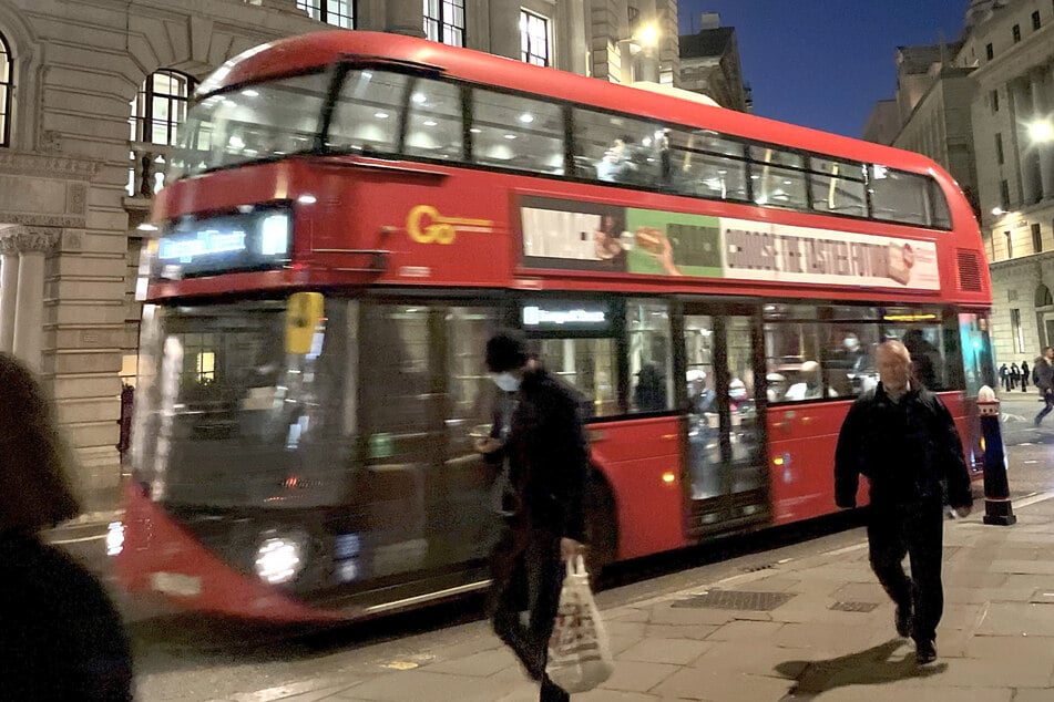 Liebesspiel aufgeflogen: Passant filmt Sex-Vorfall in Doppeldecker-Bus