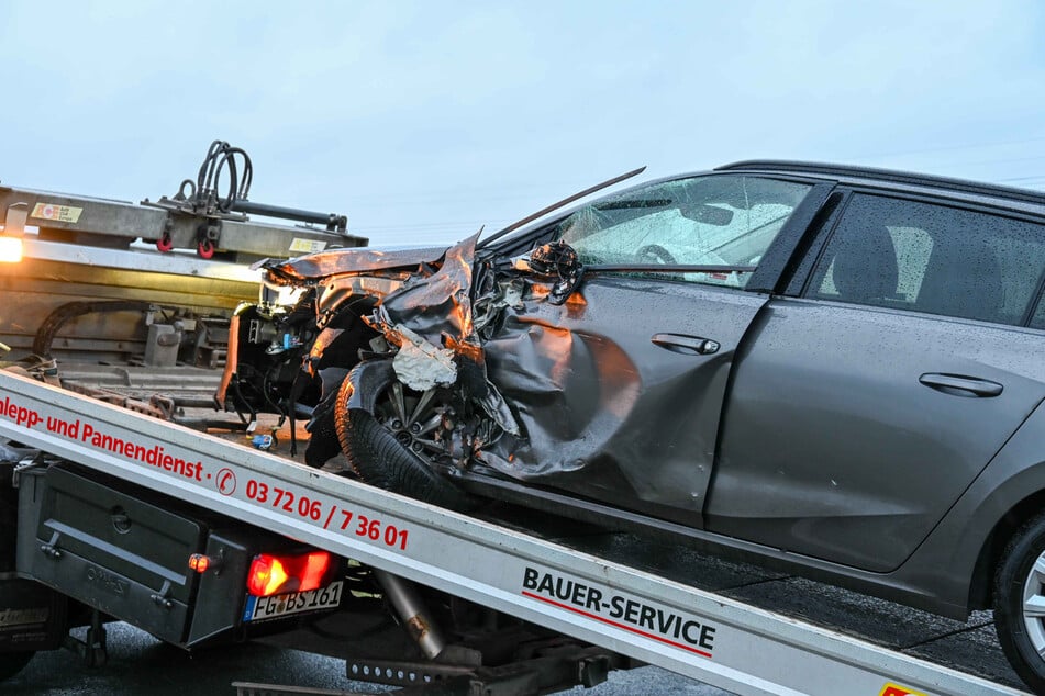 Der Opel krachte mit dem Transporter zusammen.