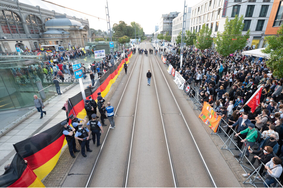 Reichlich Gegendemonstranten (r.) fanden sich am Dresdner Hauptbahnhof ein.