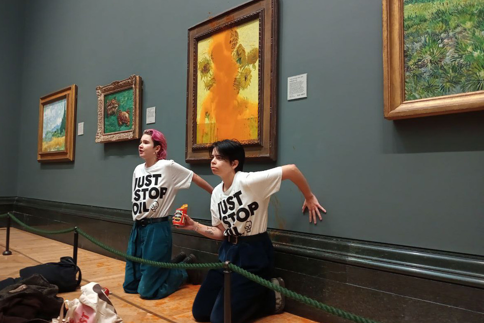 Zwei Demonstrantinnen, die Vincent Van Goghs berühmtes Werk "Sonnenblumen" von 1888 in der National Gallery in London mit Dosensuppe beworfen haben.