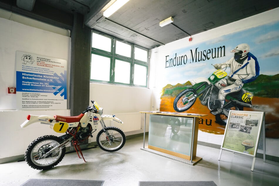 Während es im Deutschen Enduro Museum um die Geschichte hinter den Motorrädern geht, wird bei der FIM Enduro Vintage Trophy richtig Gas gegeben.