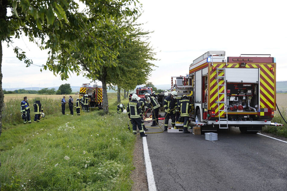Infolge des Alleinunfalls auf der Kreisstraße 17 bei Wörrstadt waren neben der Feuerwehr insgesamt drei Rettungshubschrauber sowie mehrere Notärzte und vier Rettungswagen im Einsatz.