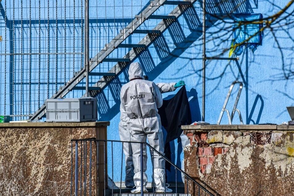 Auf einer Feuertreppe hinter dem gemeinsamen Dönerimbiss soll ein Mann auf seine Ehefrau geschossen haben.