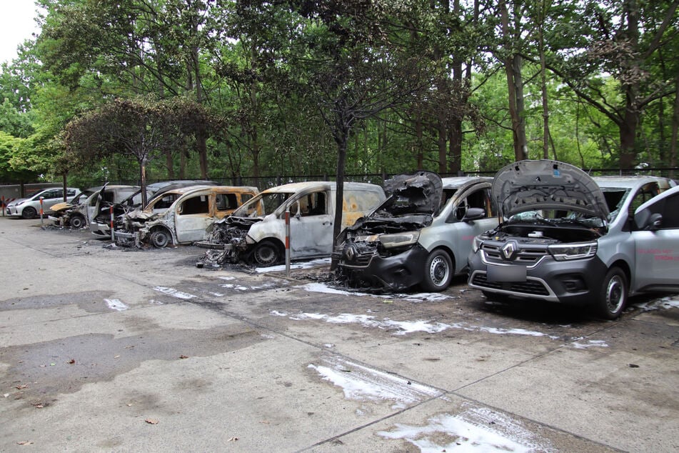 Berlin: Flammen auf Telekom-Gelände: Mehrere Autos brennen lichterloh