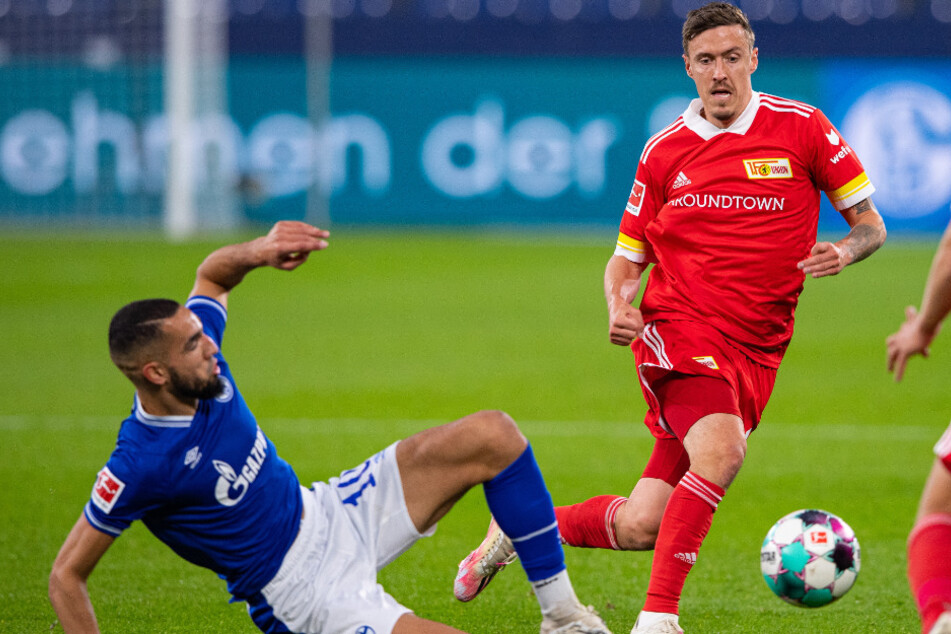 Schalkes Nabil Bentaleb (l.) kommt vor Unions Max Kruse an den Ball.