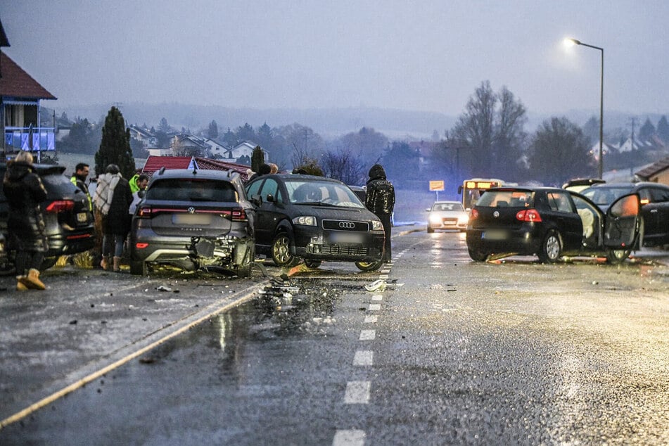 In Aalen kollidierten mehrere Fahrzeuge auf glatter Fahrbahn.