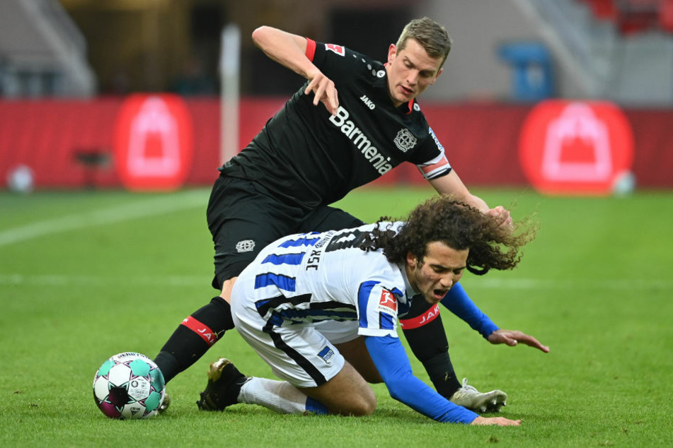 Bayers Lars Bender (l.) und Herthas Matteo Guendouzi im Kampf um den Ball. Der Leverkusener wurde doch noch rechtzeitig für das Spiel fit und wurde von seinem Trainer Peter Bosz in die Startelf befördert.