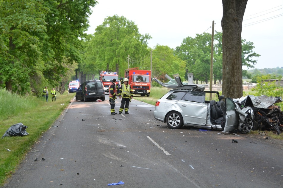 Hubschrauber-Einsatz nach schwerem Verkehrsunfall: Eingeklemmte müssen befreit werden