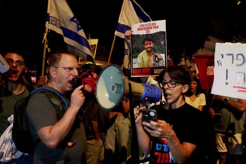 Israeli protest sees thousands gather outside Netanyahu's home