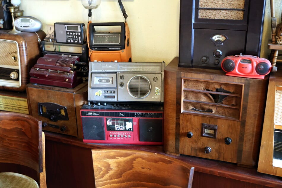 Auch diese Retro-Radios tragen zum Charme der Bauernstube bei.