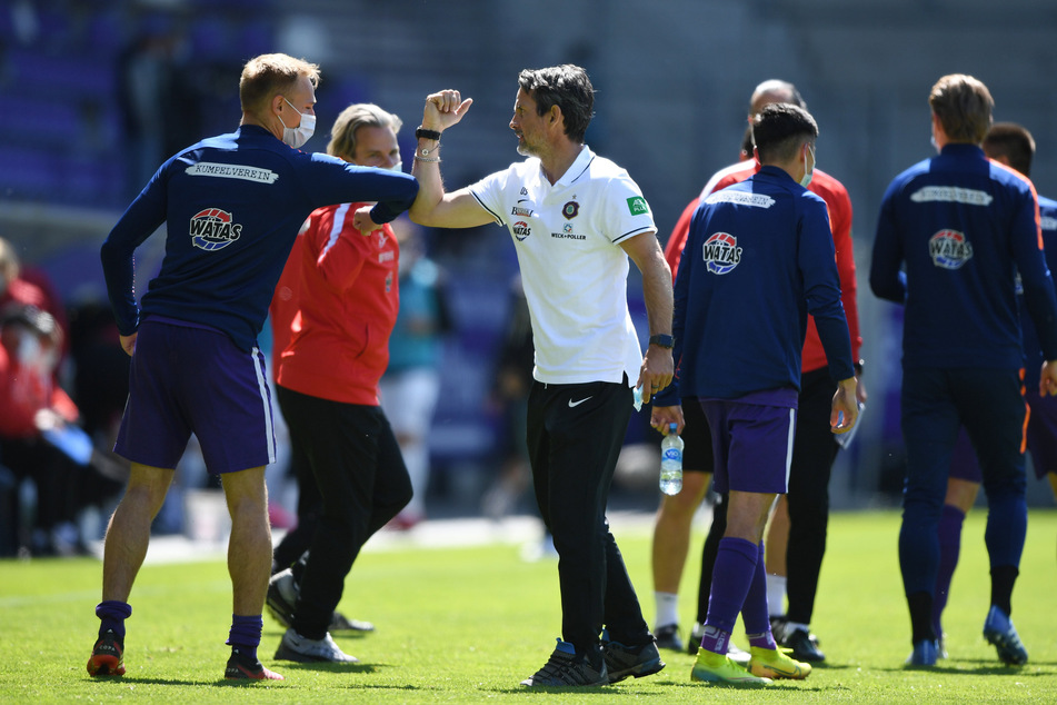 Gib her, deinen Ellenbogen: Aues Coach Dirk Schuster (r.) "klatscht" mit Florian Krüger ab, dem Torschützen zum zwischenzeitlichen 2:0.