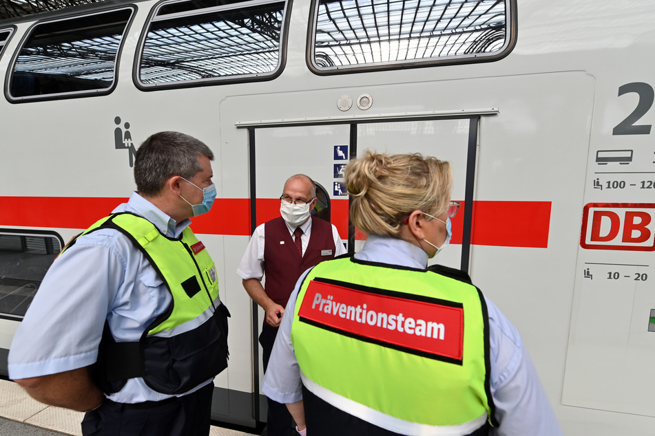 Die Maskenpflicht gilt weiterhin in Bussen und Bahnen.