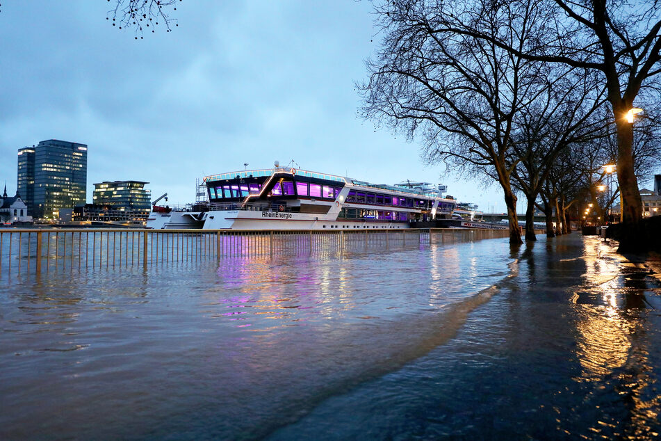 Die Schifffahrt am Rhein in Köln muss wegen des Hochwassers vorerst eingestellt werden. Der Wasserstand des Flusses an der Stadt hat am Donnerstag die Hochwassermarke II erreicht.
