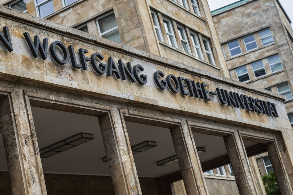Der Schriftzug "Johann Wolfgang Goethe-Universität" ist auf dem Campus Westend über dem Eingang zum Hauptgebäude zu lesen.