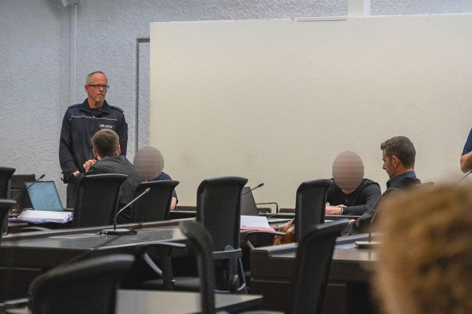 Den Angeklagten (3.v.l. und 4.v.l.) wird vorgeworfen, ein vermeintliches Mitglied der Antifa lebensgefährlich verletzt zu haben.