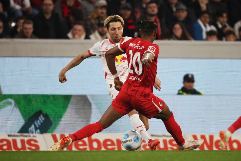 Leipzig-Akteur Kevin Kampl (34, h.) versucht sich im Duell mit Freiburgs Junior Adamu (23) zu behaupten.