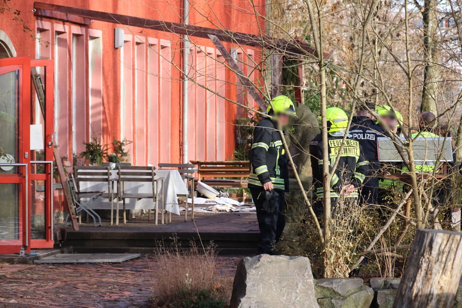 Feuerwehr und Polizei rückten am Montag zu einem Brand in der Parzivalschule in Chemnitz aus.
