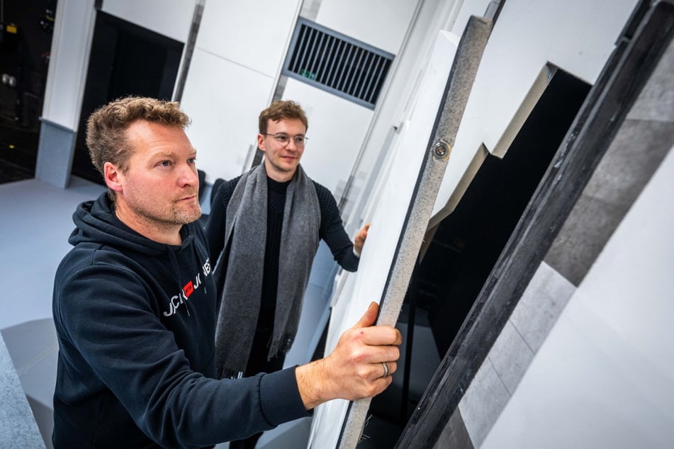 Sebastian Blei und Nikolai Kuchin (31, Bühne) setzen ein bewegliches Teil in das Bühnenbild ein.