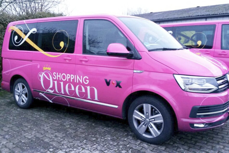 Mit dem Shopping-Queen-Bus stürzen sich die Kandidatinnen in das Kaufhaus-Spezial.