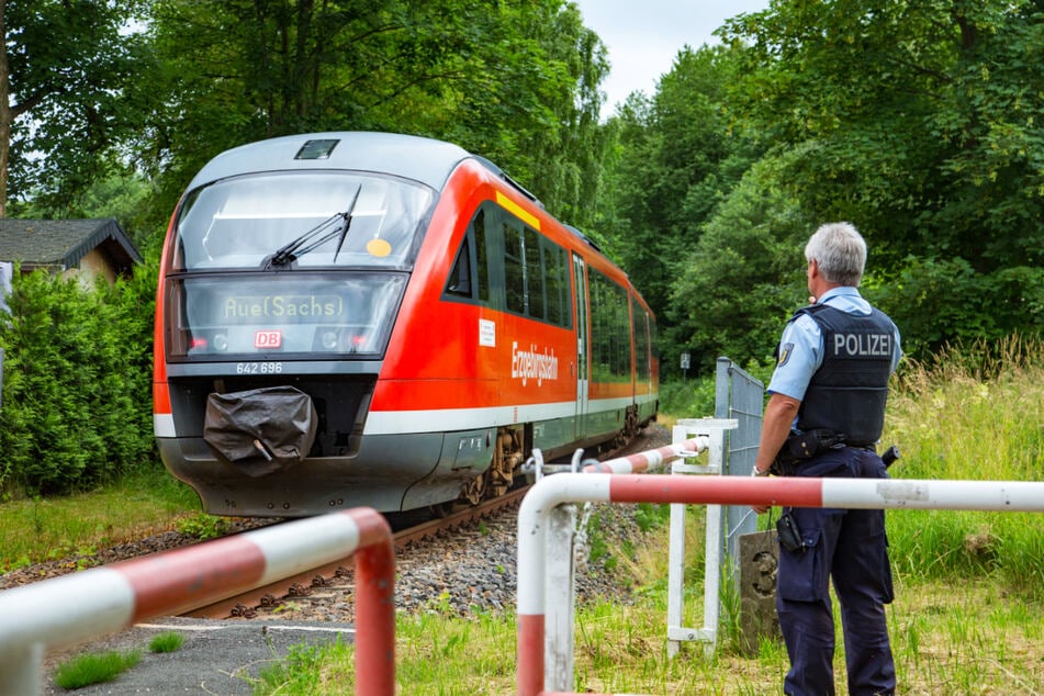Am Zwönitzer Bahnhof stellten die Polizeibeamten den aggressiven Mann fest. (Archivbild)