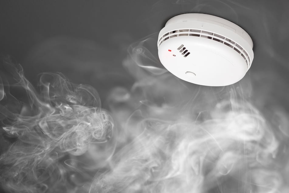 Die Wohnung des Mieters hatte sich bereits mit dichtem Rauch gefüllt, als die Feuerwehr an dem Mehrfamilienhaus eintraf. (Symbolbild)