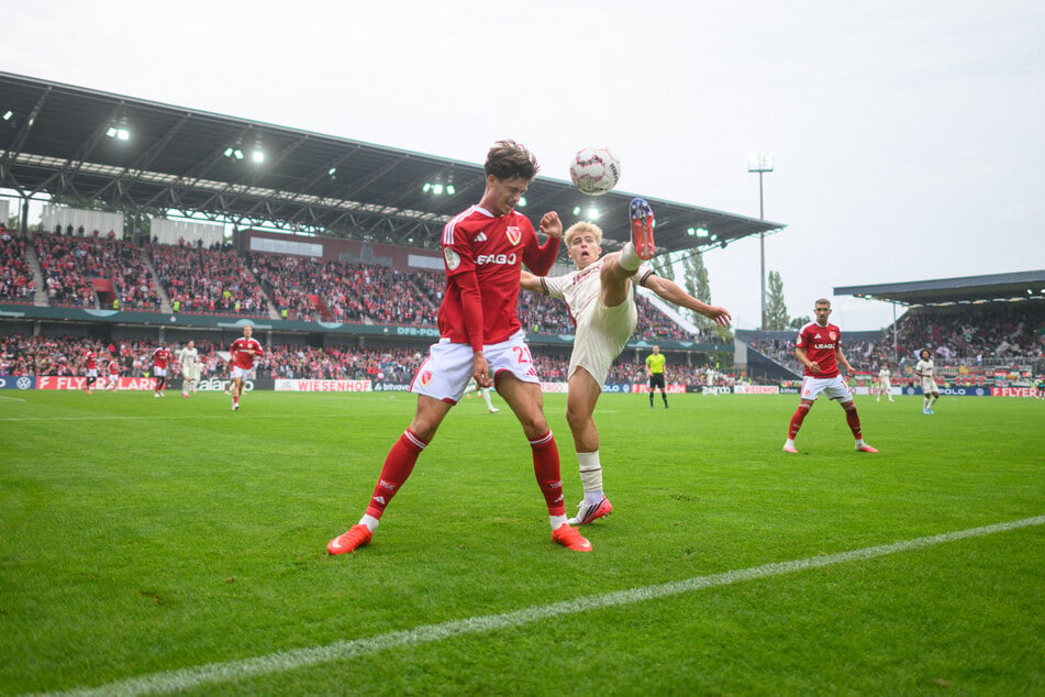 Cottbus schenkt Augsburg in den Zweikämpen nichts, geht da hin, wo es wehtut.