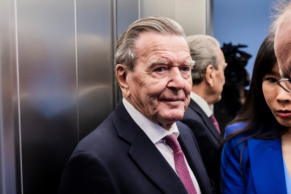 Der frühere Bundeskanzler Gerhard Schröder (80, SPD) will, dass der Bundestag ihm wieder ein Büro mit Personal bezahlt.