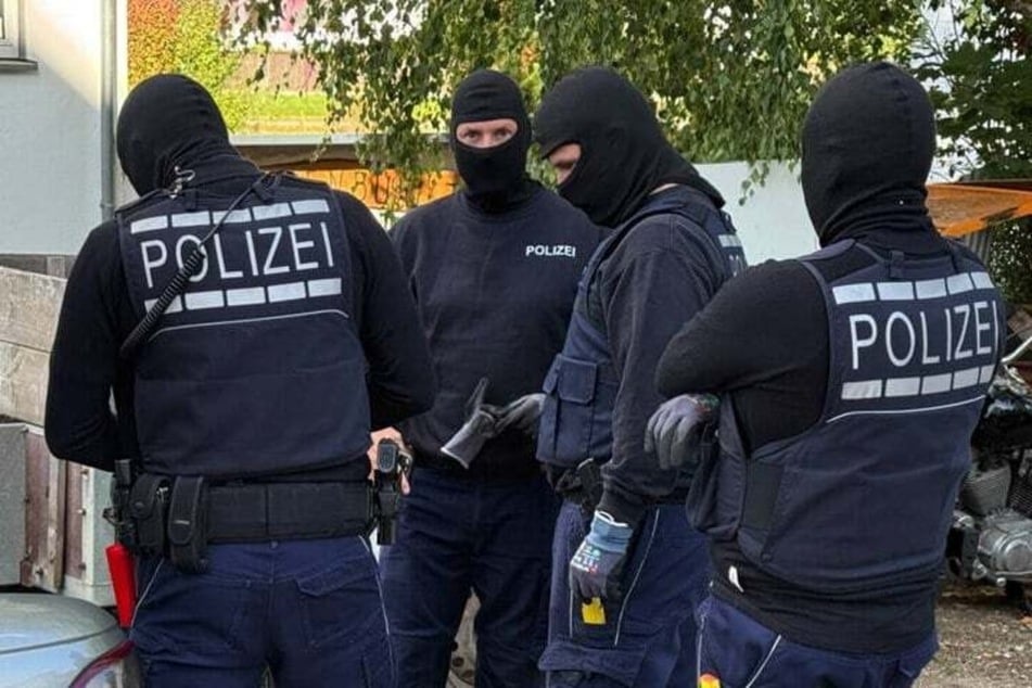 Bei Durchsuchungen am und um das Klostergut in Aschersleben-Winningen fanden die Einsatzkräfte unter anderem zahlreiche Waffen.