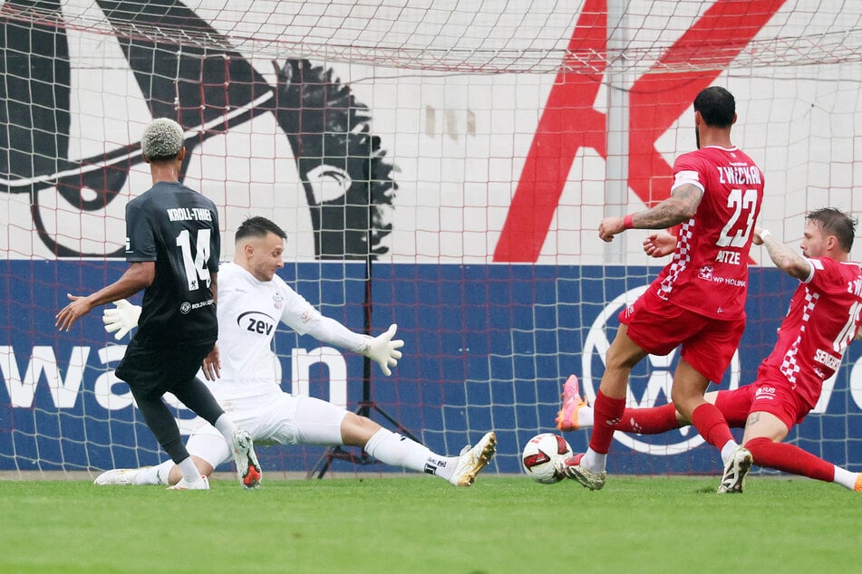Bitter für den FSV Zwickau: Greifswald-Spieler Colin Kroll-Thiel (.l) trifft zum 0:2.