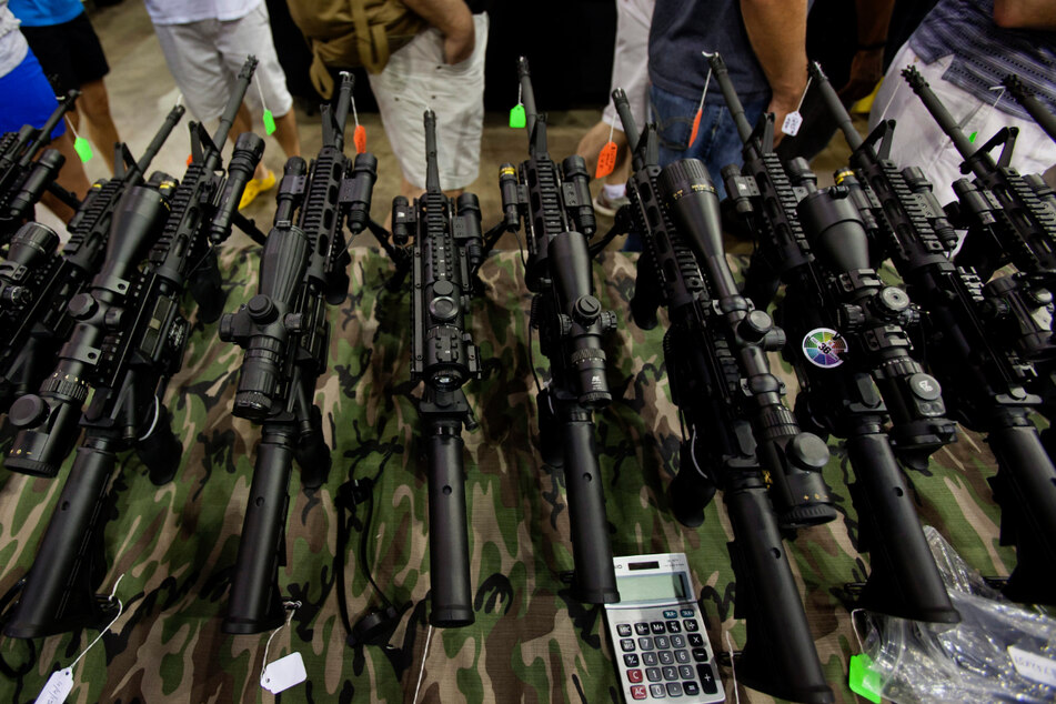 Halbautomatische Gewehre bei einer Waffenmesse in den USA. Nun gibt es die Schießeisen auch in "Kinder-Versionen". (Archivbild)