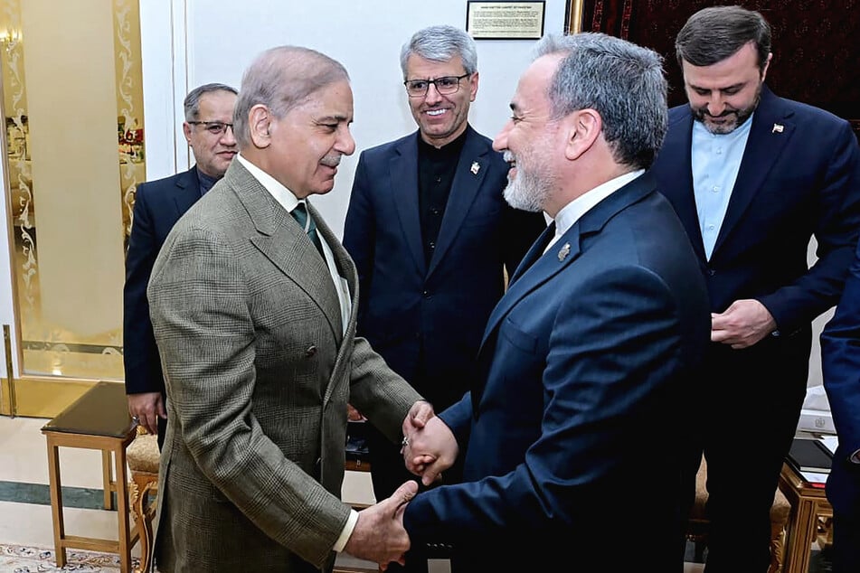 Pakistan's Prime Minister Shehbaz Sharif (l.) greets Iran's Foreign Minister Abbas Araghchi before their meeting amid the Middle East war, in Islamabad on April 25, 2026.