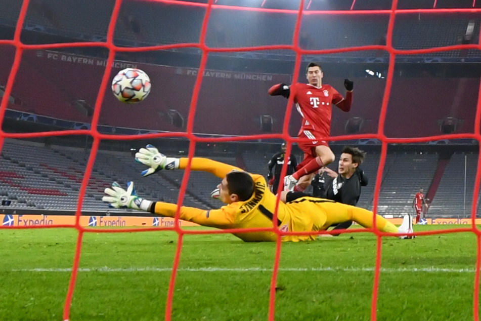 Robert Lewandowski (M.) erzielt das Tor zum 1:0.