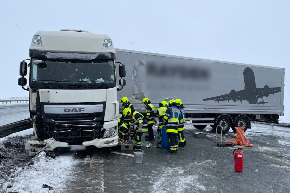 Der Lkw stellte sich über mehrere Fahrspuren quer. Die Feuerwehr musste auslaufende Betriebsstoffe binden.