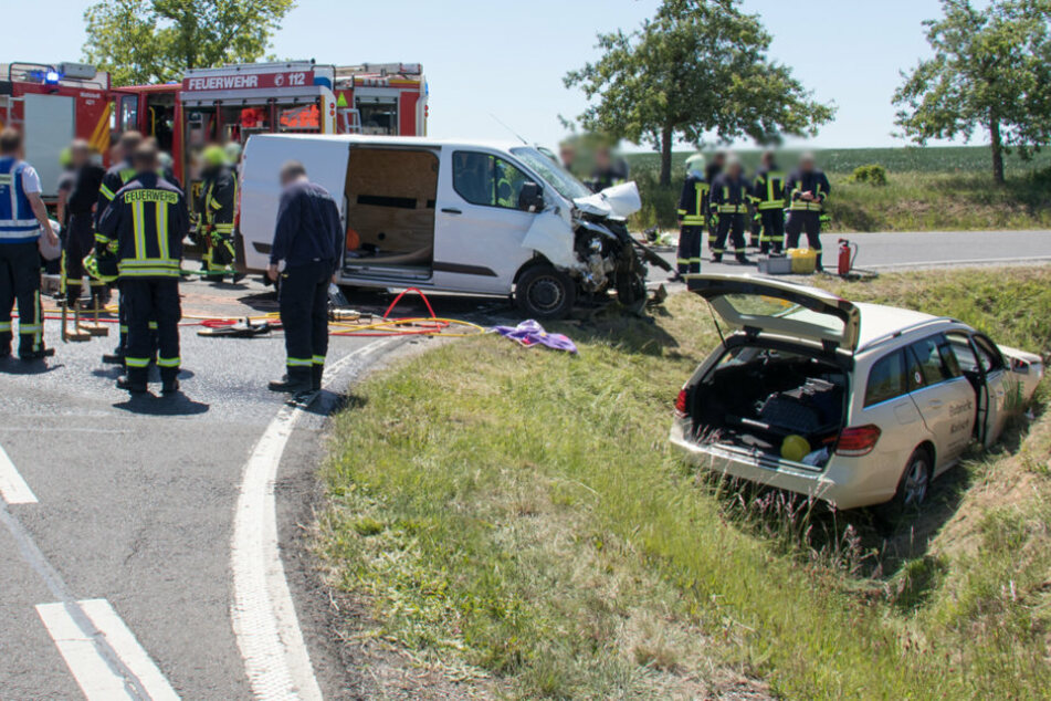 Beide Fahrzeuge landeten im Straßengraben.