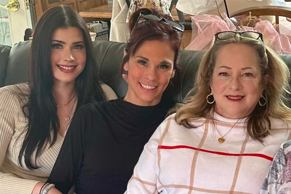 Alicia Leonardi (Mitte) mit zwei Frauen (vermutlich Mutter und Tochter).