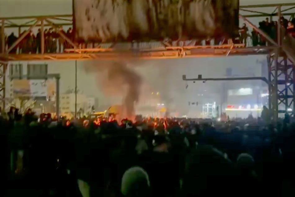 Trotz Internetsperre kursieren Aufnahmen der Massenproteste im Iran.