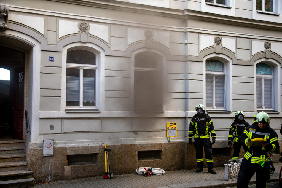 Die Feuerwehrleute konnten den Wohnungsbrand löschen.