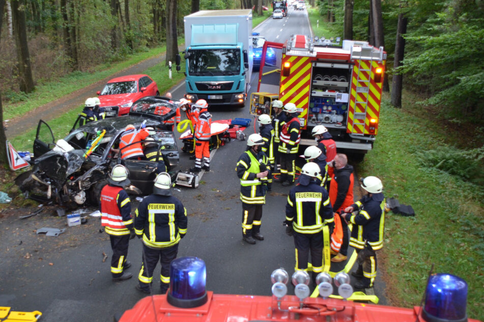 Rund 30 Feuerwehrleute waren am Donnerstag auf der L124 im Einsatz.