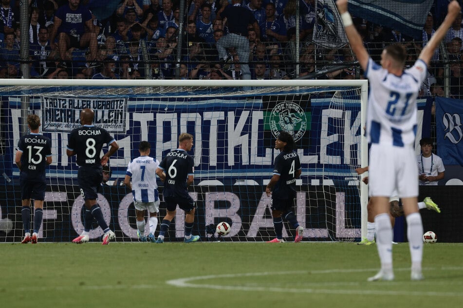 Drin das Ding; Niklas Kolbe (27, r.) jubelt über das 1:0.