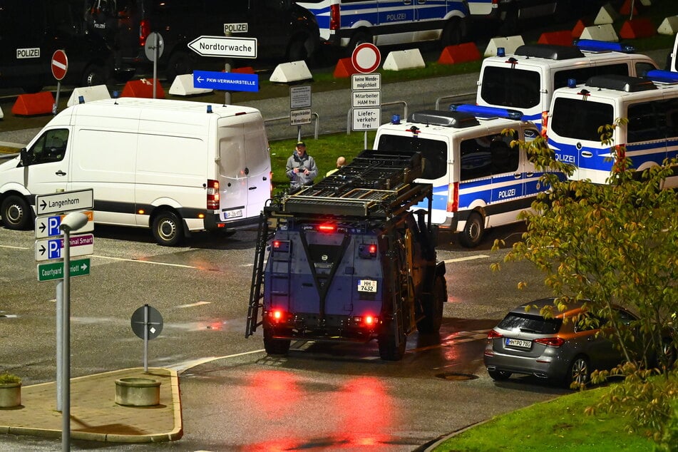 Ein Spezialfahrzeug der Hamburger Polizei fährt am Flughafen vor.