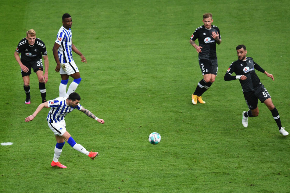 Herthas Nemanja Radonjic (vorne) zieht nach seinem herrlichen 40-Meter-Dribbling ab und erzielt das entscheidende 3:0 für die Berliner.