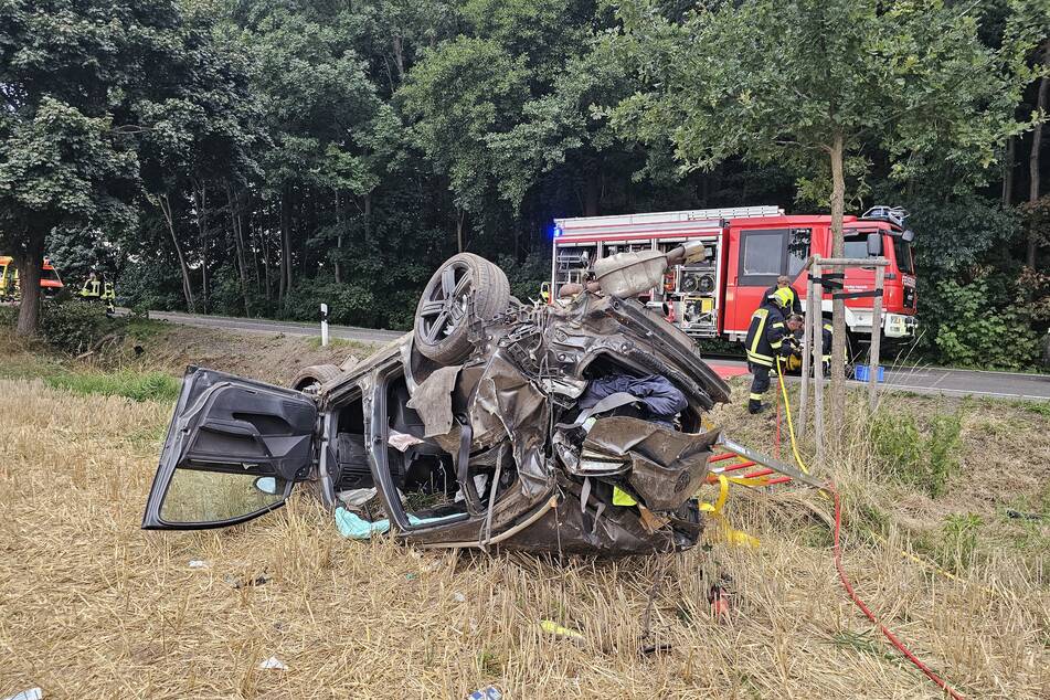 In Lichtentanne kam es am Sonntag zu einem Horror-Unfall. Der VW ist nur noch ein Haufen Schrott.