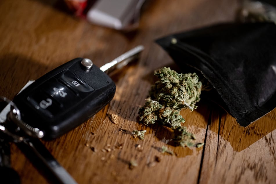 Ab einem Wert von 3,5 Nanogramm THC pro Milliliter Blut am Steuer droht ein Bußgeld von 500 Euro. (Symbolbild)