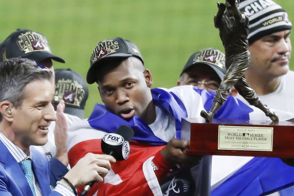 Jorge Soler (c) holds up the World Series MVP trophy after the Braves' World Series win.
