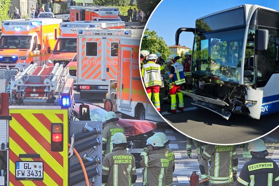 Autos und Linienbus krachen zusammen: Feuerwehr im Großeinsatz - 14 Verletzte